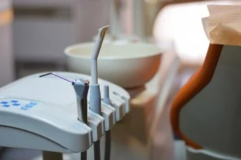 Die Zahnbehandlung und Zahnersatz günstig versichern