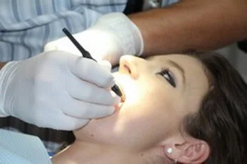 Damit die Zahnartzkosten nicht zu hoch ausfallen eine Zahnzusatzversicherung abschließen